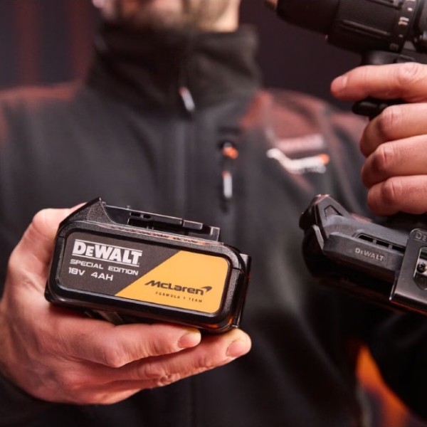 Фото - Дрель-шуруповерт DeWALT DCD86MM2KT